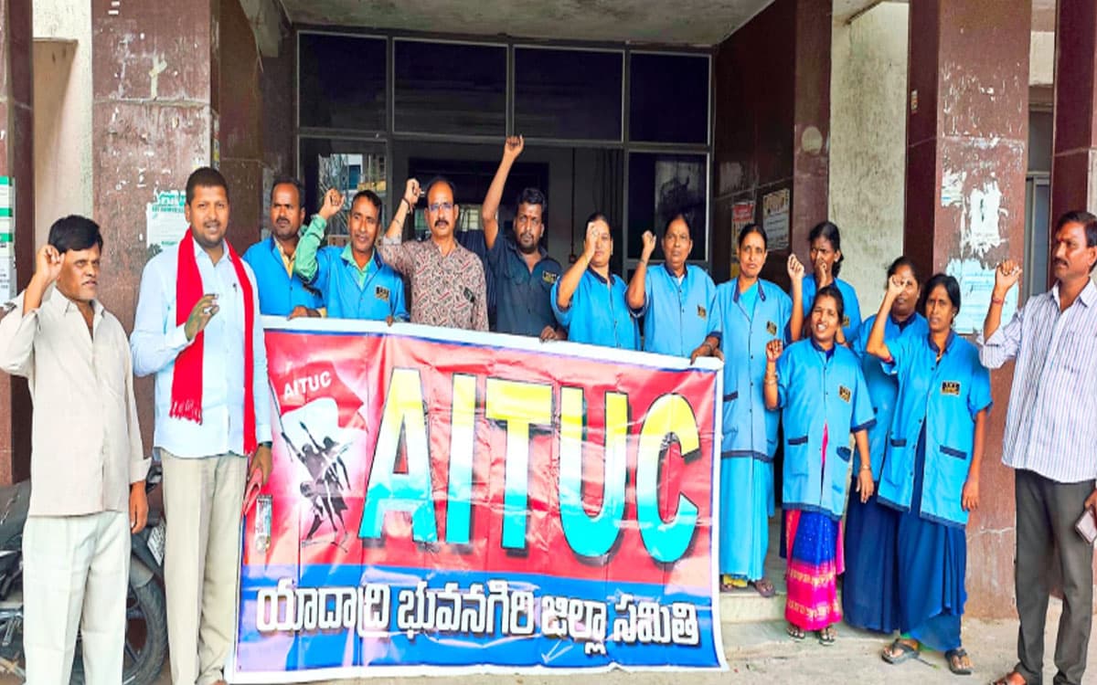 మెడికల్ కాంట్రాక్టు కార్మికుల జీతాలు పెంచాలి