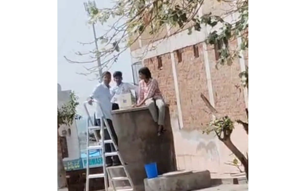 విద్యార్థుల చే టాయిలెట్లు, వాట ర్ ట్యాంకులు శుభ్రం