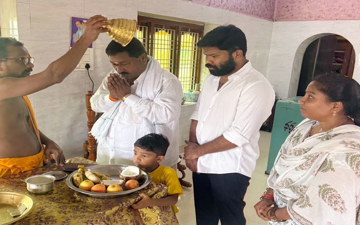 సాయిబాబా ఆల యంలో మాజీ ఎమ్మెల్యే తాటి వెంక టేశ్వ ర్లు పూజ లు