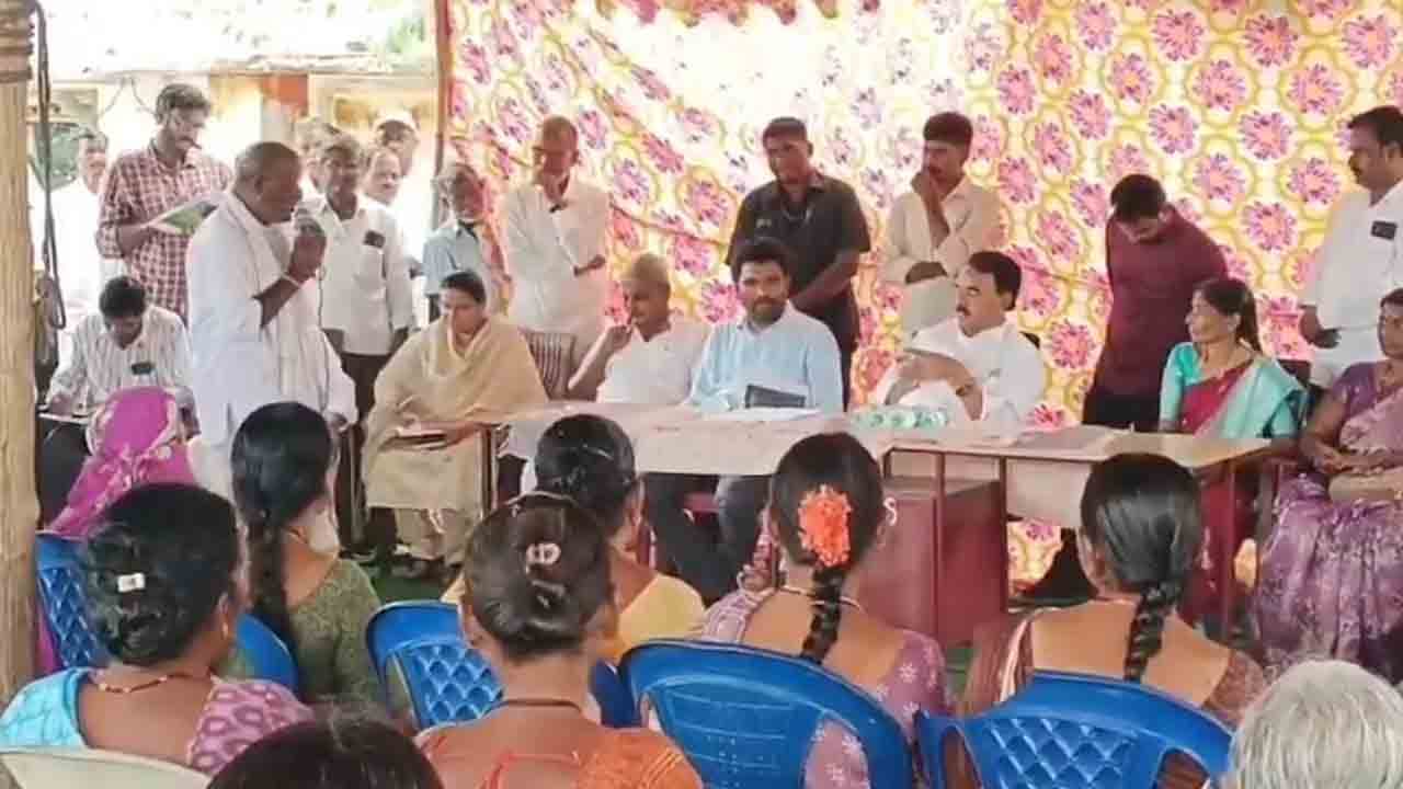 ముందు మీ సొంత ఊరు సంగతి చూసుకోండి.. మంత్రి జూపల్లిని నిలదీసిన సర్పంచ్ .. వీడియో