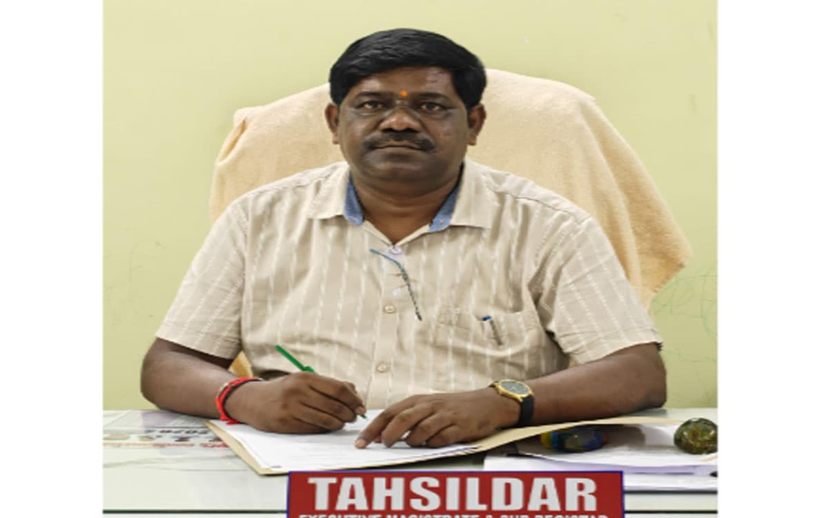 చండ్రుగొండ సబ్ రిజిస్ట్రార్ కార్యాలయంలో బంజారా నాయకుడి వీరంగం