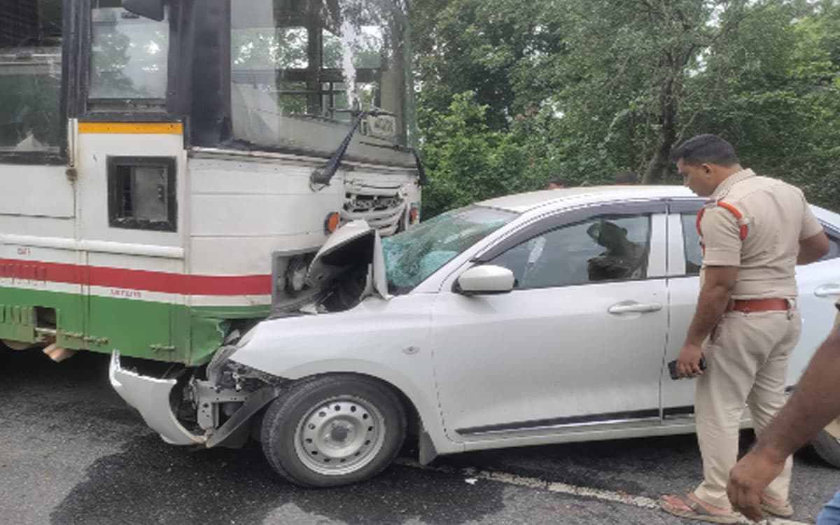 ఆర్టీసీ బస్సును ఢీకొట్టిన కారు