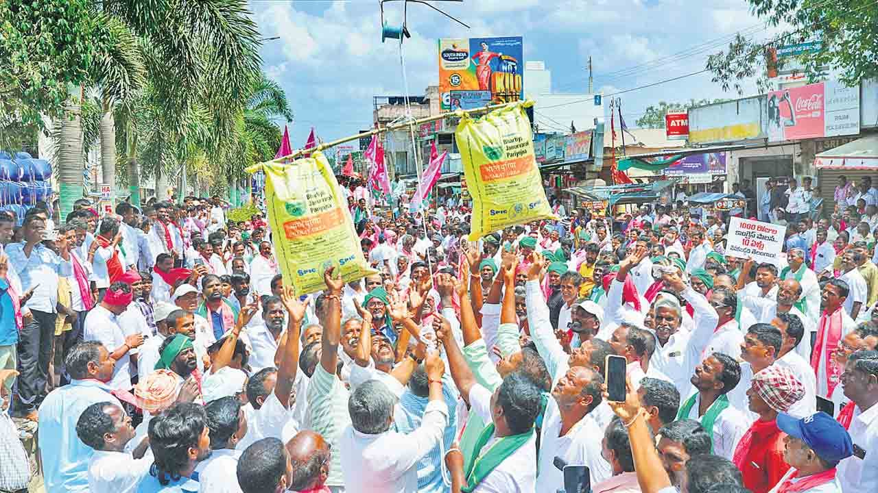 యూరియా కొరతపై రైతుల రణం.. చీకోడులో రైతుల ధర్నా.. హరీశ్‌ మద్దతు