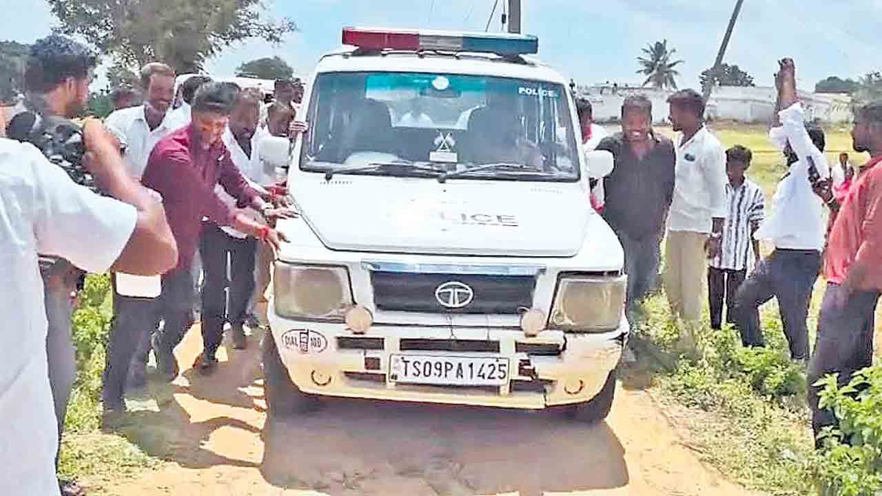 డీజిల్‌ లేక ఆగిన పోలీస్‌ వాహనం.. ముఖ్యమంత్రి ఇలాకాలోనే ఘటన
