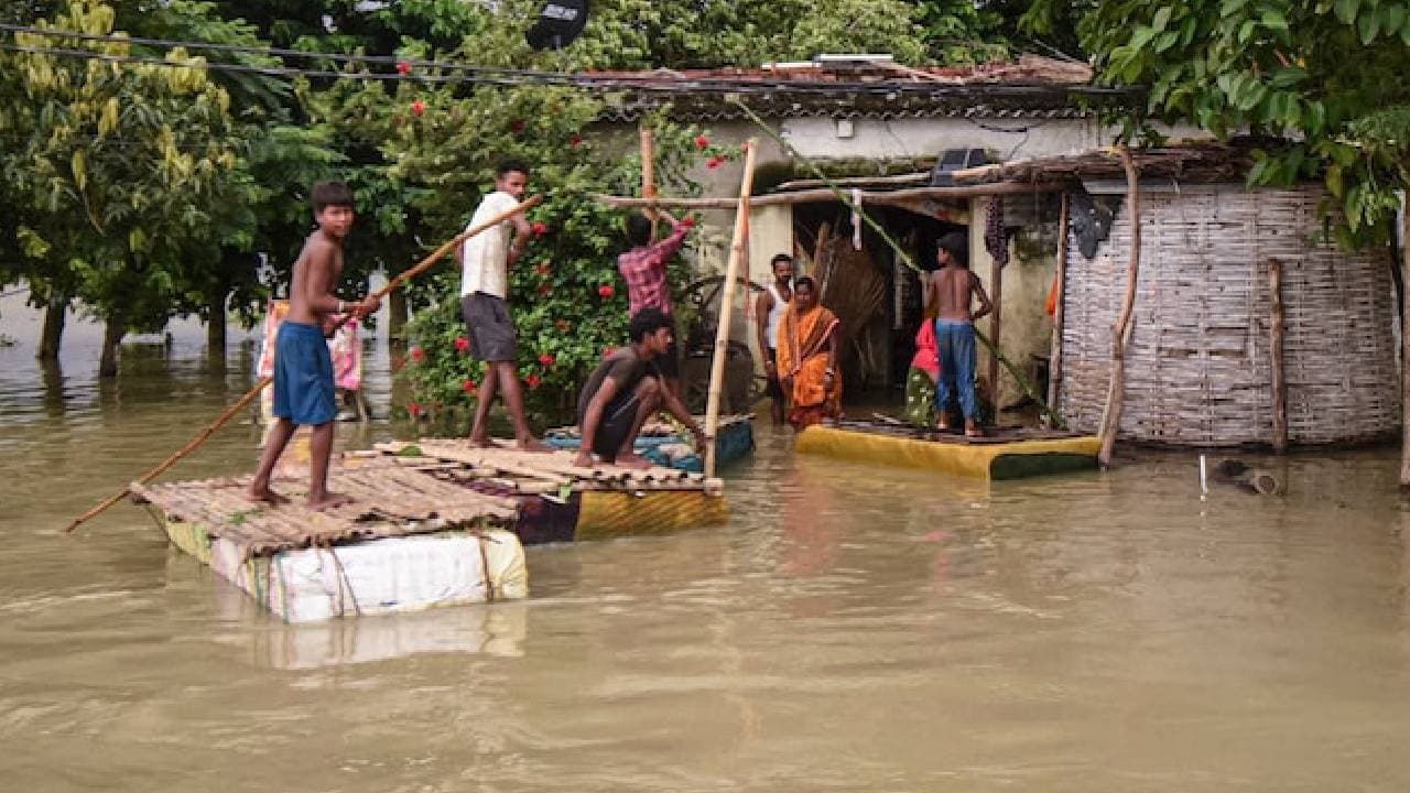 Bihar floods | బిహార్‌లో 11 జిల్లాలను ముంచెత్తిన వరదలు.. 10 లక్షల మందిపైప్రభావం
