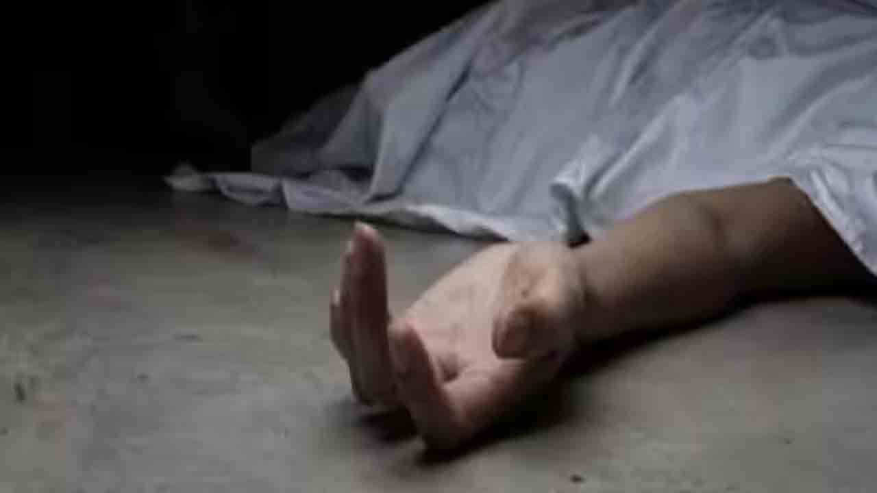 Family suicide attempt | అప్పుల బాధతో కుటుంబం ఆత్మహత్యా యత్నం,ముగ్గురు గల్లంతు..భార్యను కాపాడిన మత్స్యకారులు