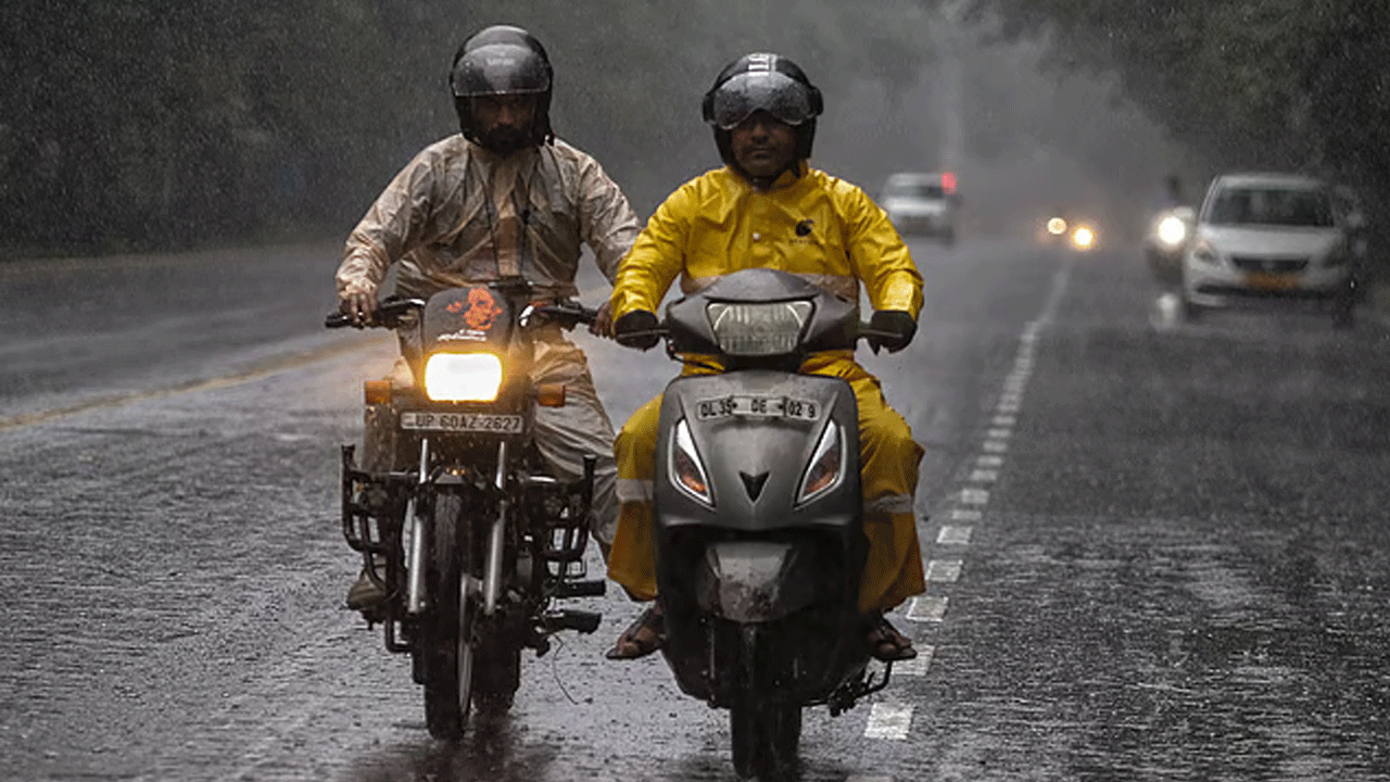 Delhi Rain | ఢిల్లీలో కుండ‌పోత వ‌ర్షం.. రెడ్ అల‌ర్ట్ జారీచేసిన ఐఎండీ