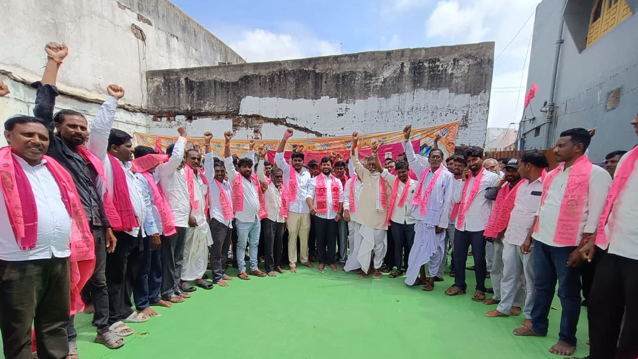 BRS | ఇంద్రవెల్లిలో బీఆర్ఎస్‌లోకి భారీగా చేరికలు .. కండువాలు కప్పి పార్టీలోకి ఆహ్వానించిన ఇన్‌చార్జి