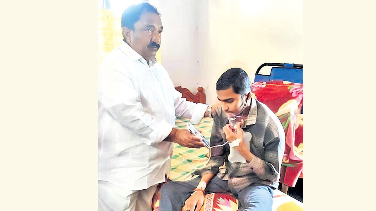 బోన్‌ క్యాన్సర్‌ బాధితుడికి ‘కేటీఆర్‌' భరోసా