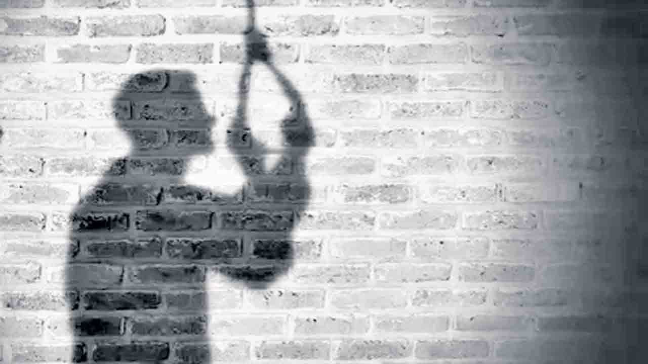 మాజీ సర్పంచ్‌ ఆత్మహత్యాయత్నం