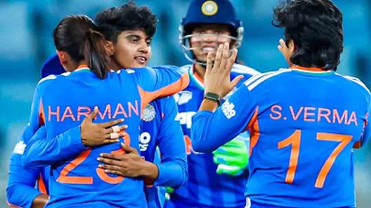 INDW vs PAKW | చరణి, ప్రతీకాస్పిన్ మాయాజాలం.. 55 పరుగులకే పాకిస్థాన్ ఆలౌట్..!