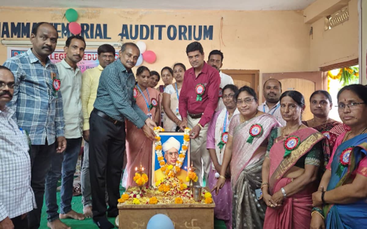 'గురువే నిజమైన సమాజ నిర్మాత'