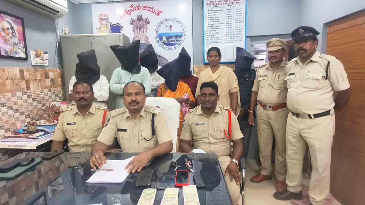 Tekulapalli | శిశువు దత్తత పేరుతో రూ.1.40 లక్షల మోసం.. ఆరుగురు అరెస్ట్, రెండు బైక్‌లుస్వాధీనం..!
