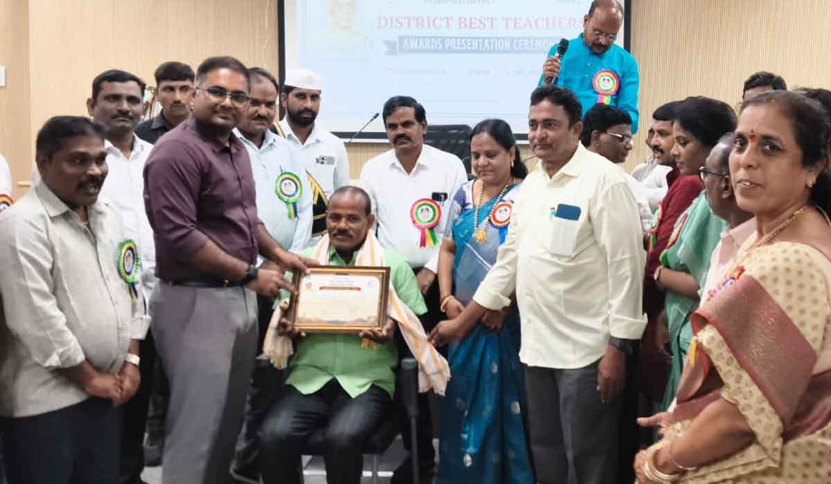 Odela | ఉత్తములకు పెద్దపల్లి కలెక్టర్‌ కోయశ్రీహర్ష చేతుల మీదుగా సన్మానం