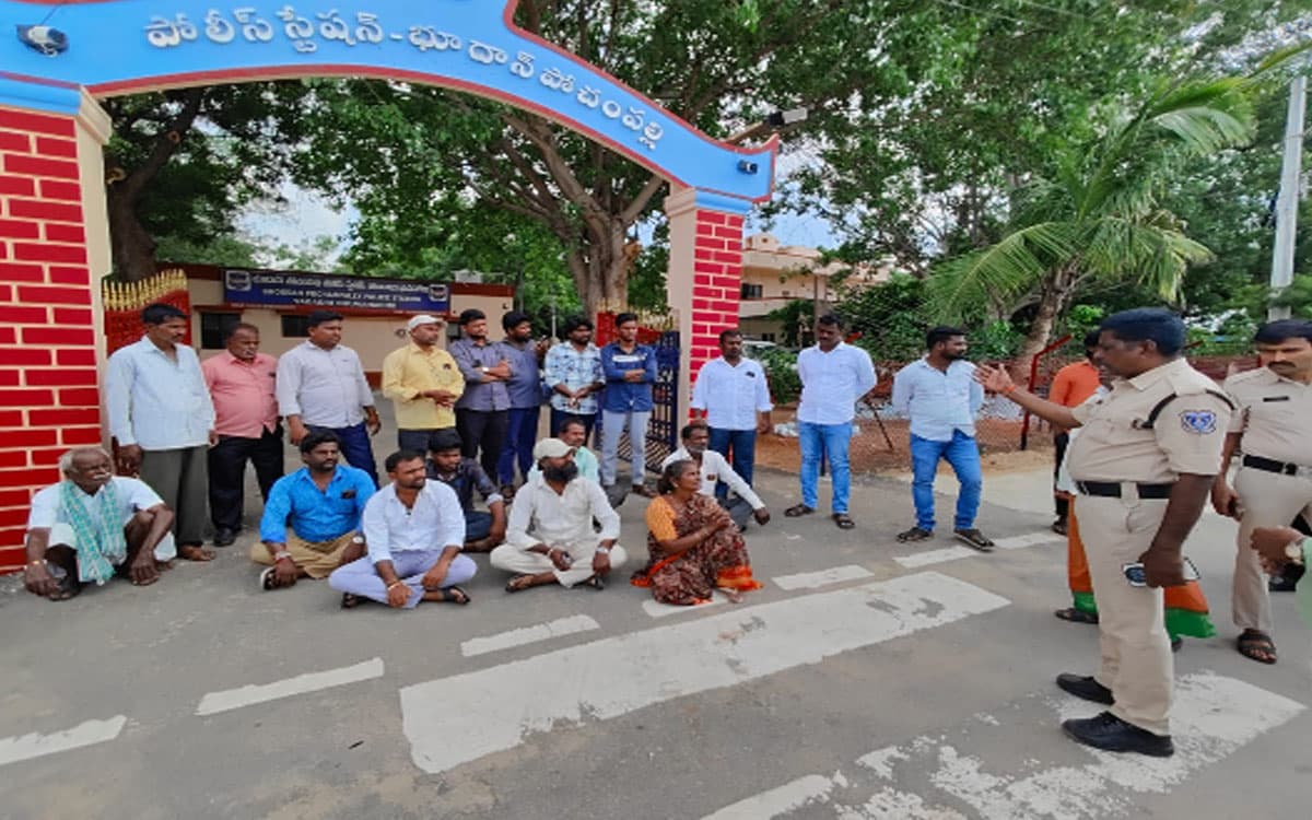 మహిళపై అసభ్య పోస్ట్.. చ‌ర్య‌లు తీసుకోవాల‌ని పోలీస్స్టేషన్ ఎదుట బాధితుల‌ ధర్నా