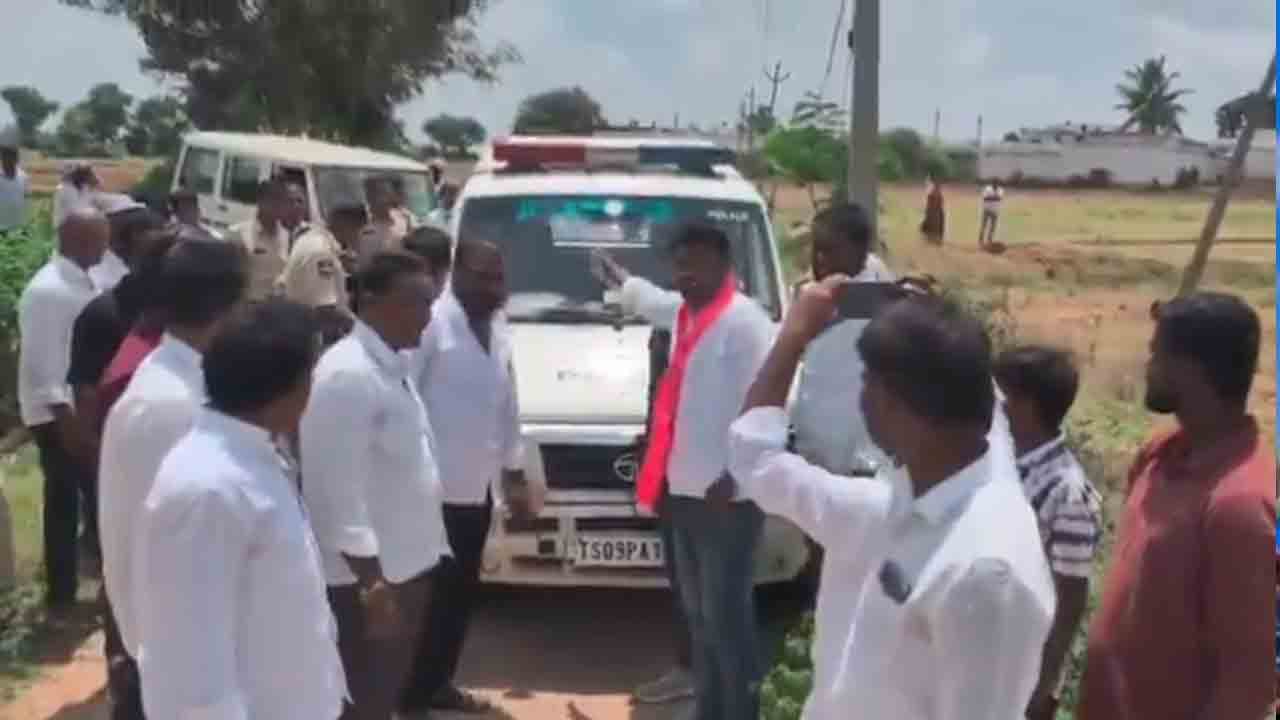BRS Protest | ‘రేవంత్‌ రెడ్డి వాహనంలో డీజిల్‌ అయిపోయింది’.. పోలీస్ జీప్‌ను తోసిన బీఆర్‌ఎస్‌ కార్యకర్తలు.. వీడియో