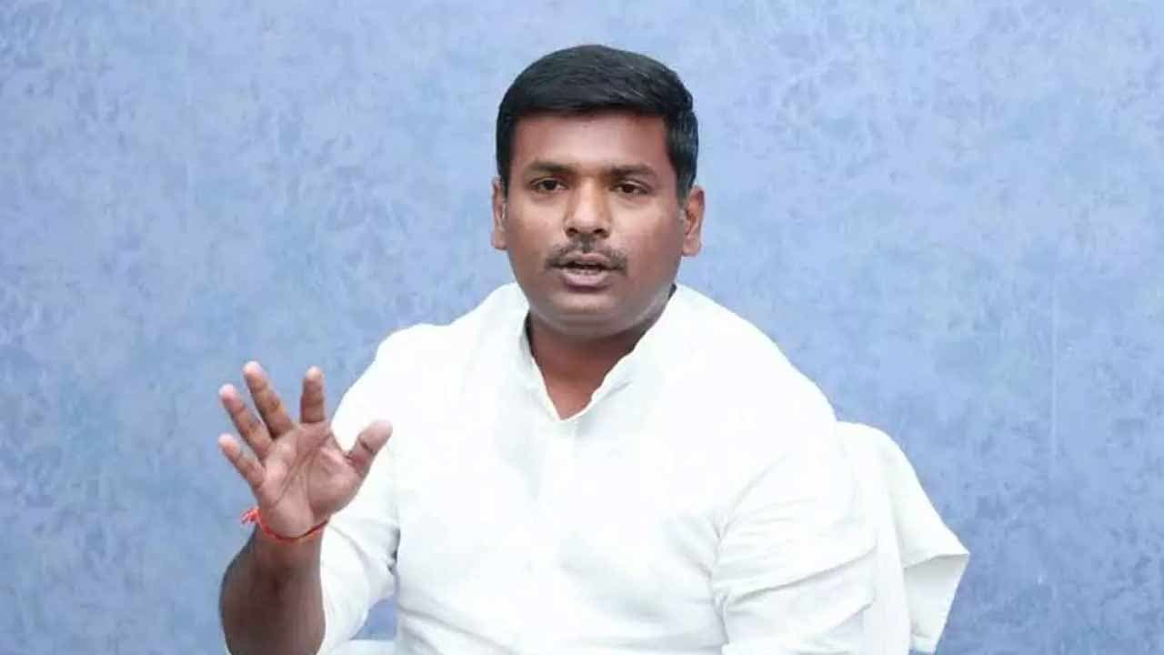 హోంమంత్రి అనితపై మాజీ మంత్రి ఘాటు విమర్శలు.. ఆమె మేకప్ మంత్రి