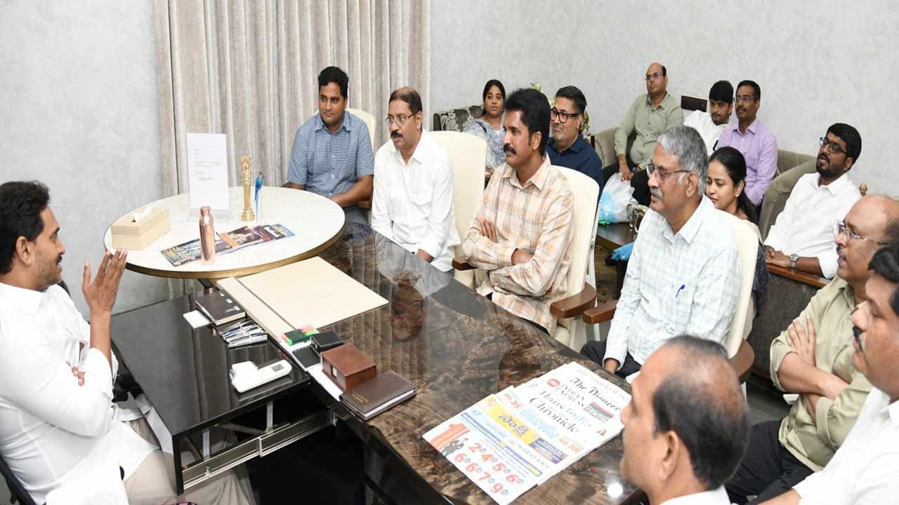 వైద్యులతో వైఎస్ జగన్ భేటీ.. సంక్షోభంలో పేదల వైద్యం