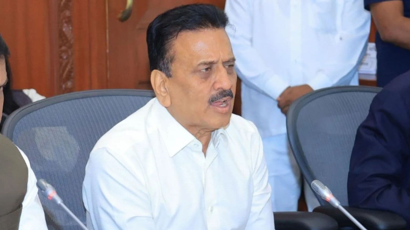 Saamana Girish Mahajan Row Bjp Congress Leaders Shiv Sena Ubt Merger Claim