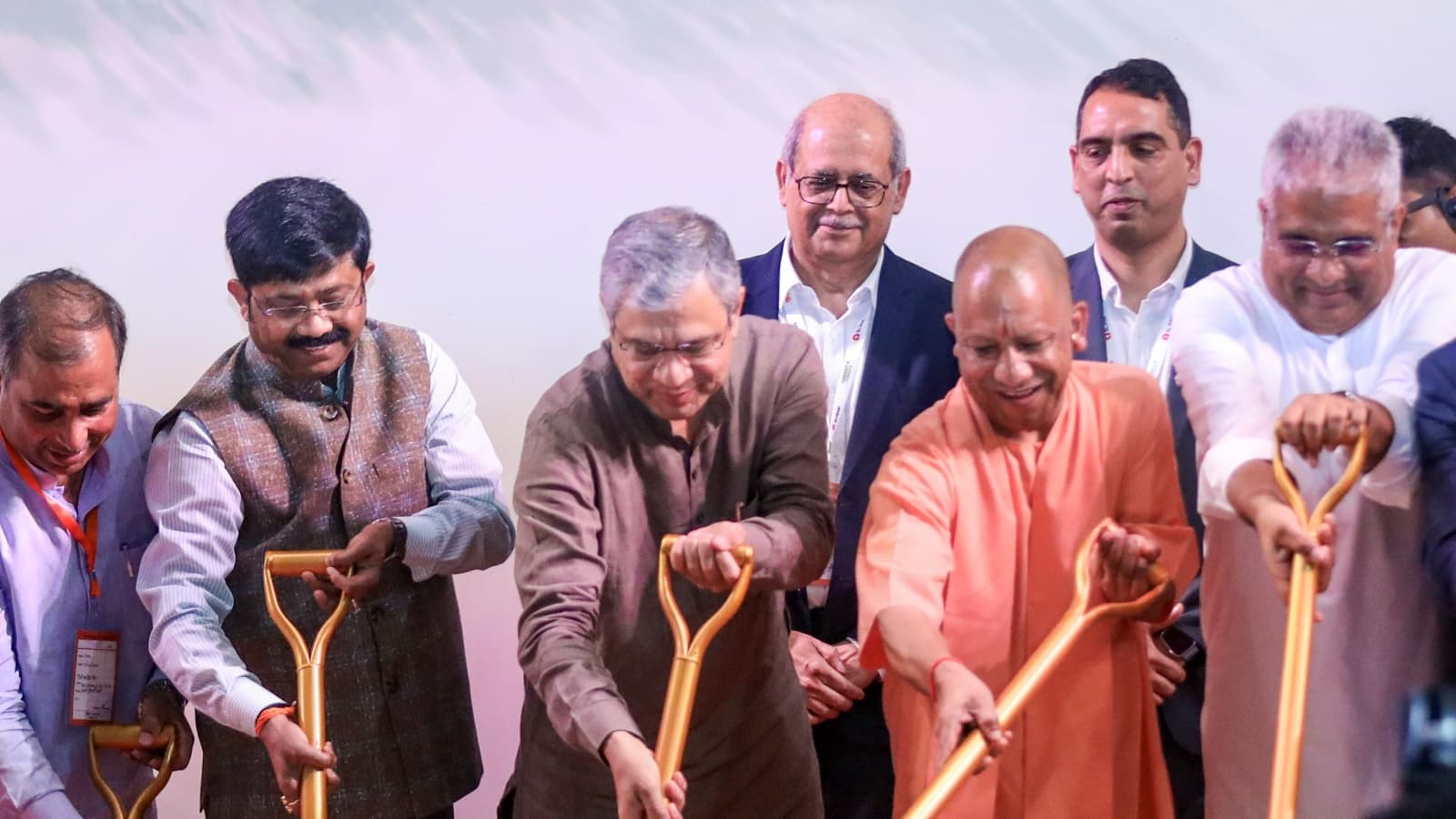 Issue Notices To Those Who Got Land From Noida Authority But Didnt Invest Yogi Adityanath