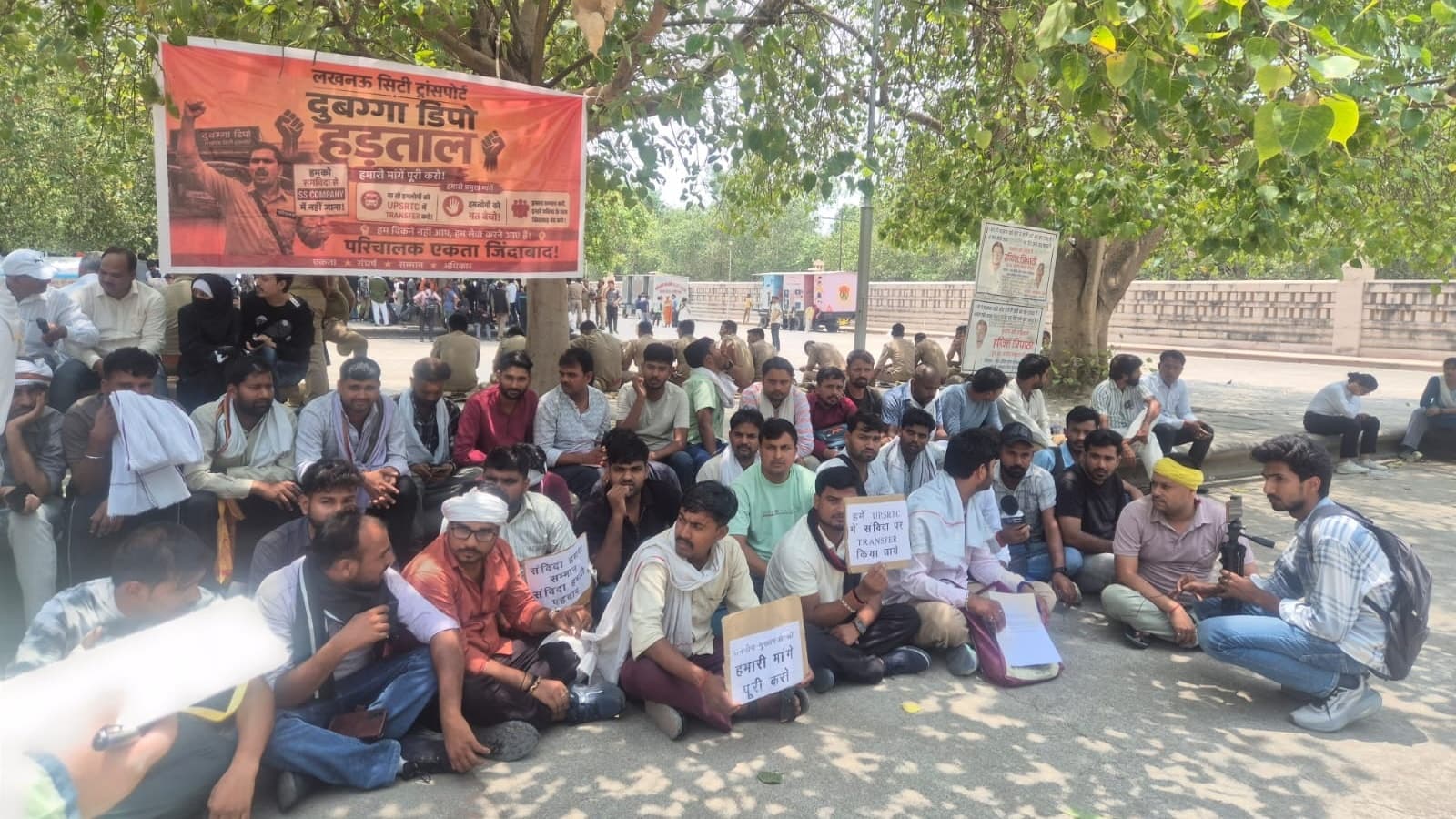 Students Protest Lucknow Cockroach Janta Party Joins In Exam Jon Aspirants