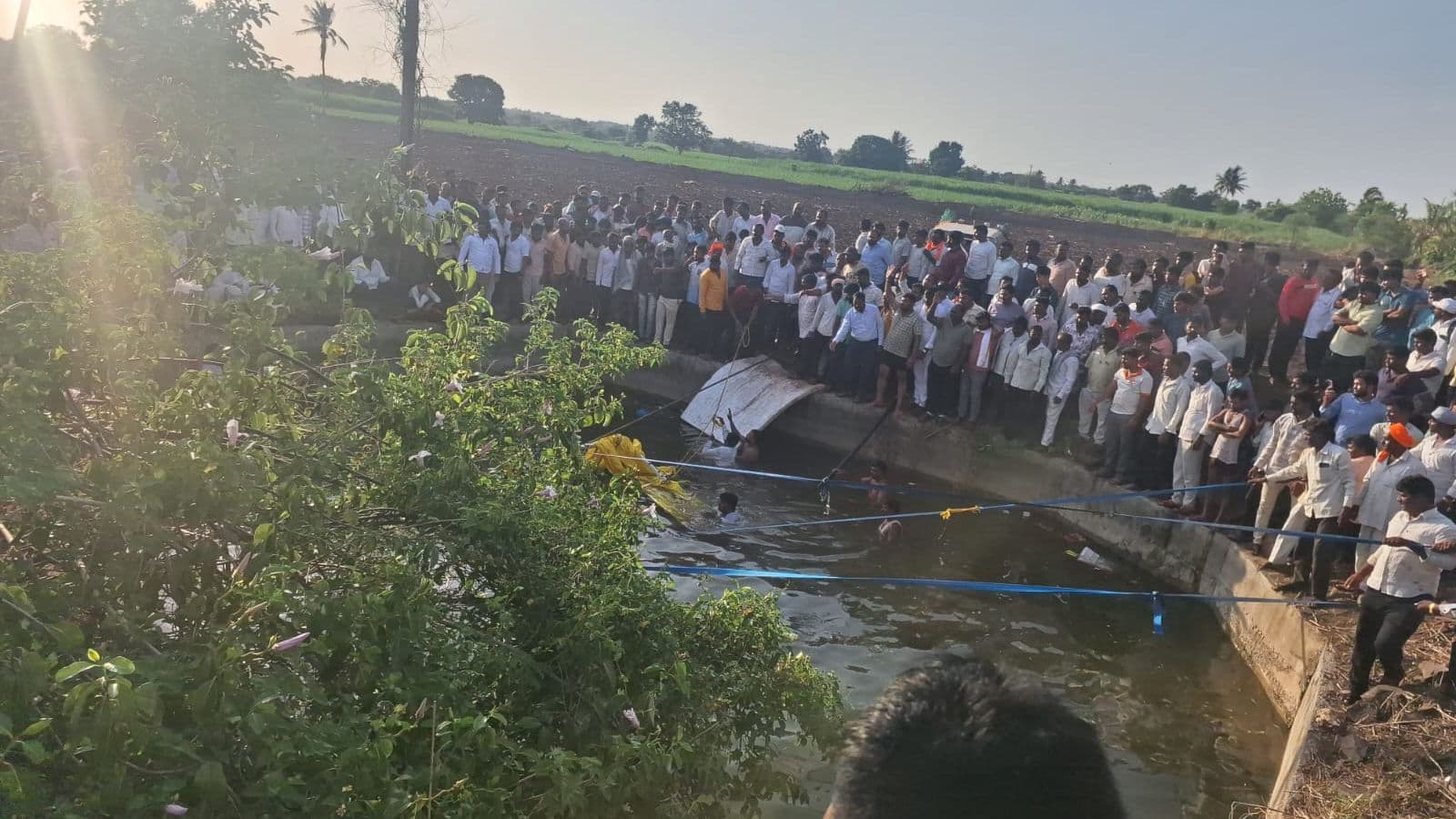 Solapur Road Accident Devotees Killed Van Unprotected Well Satara Pandharpur Highway