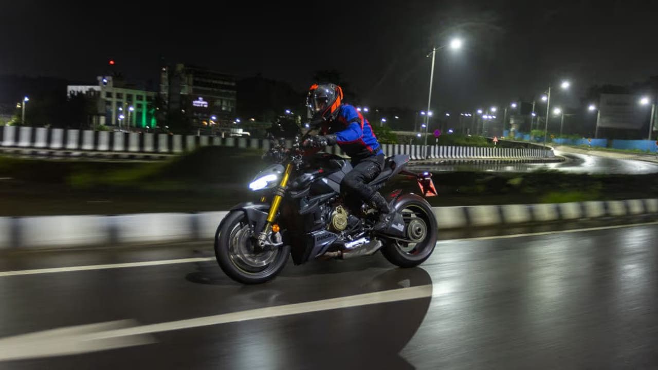 అర్ధరాత్రి థ్రిల్ కోసం హైస్పీడ్ రైడ్.. కట్ చేస్తే తెల్లారేసరికి బ్రేకింగ్ న్యూస్ అయ్యాడు! నుజ్జునుజ్జైన బైక్