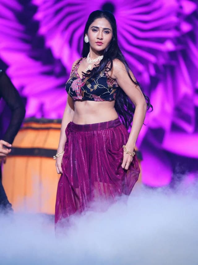 స్టేజ్ పై పెర్ఫార్మెన్స్ తో సెగలు పుట్టించిన జ్యోత్స్న.. ఫోటోస్ ఇదిగో