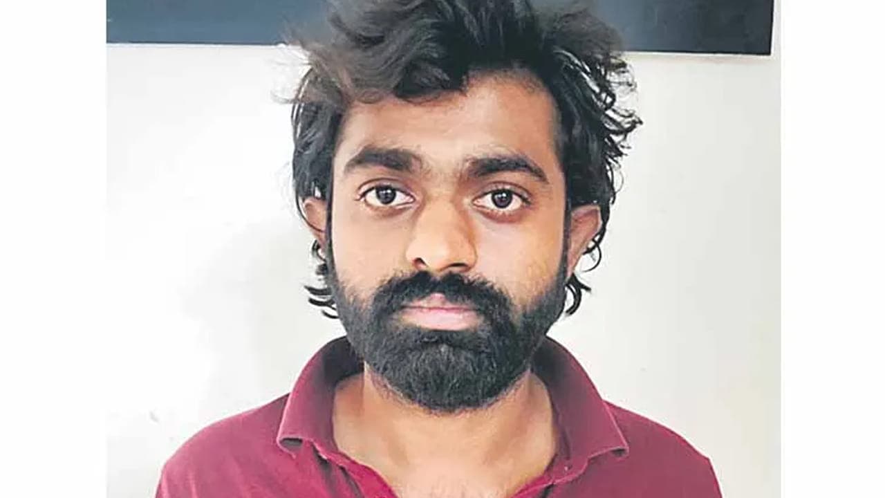 స్నాప్ లో పులిహోర కలిపి అమ్మాయిలను రూమ్ కి పిలుస్తాడు.. ఆ తర్వాత అసలు ట్విస్ట్
