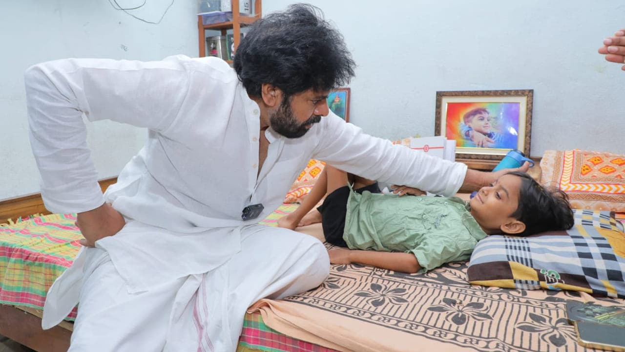 నేనున్నా నిరంజన్.. అభిమానిని చూసి పవన్ కళ్యాణ్ ఎమోషనల్.. ఫోటోలు ఇదిగో