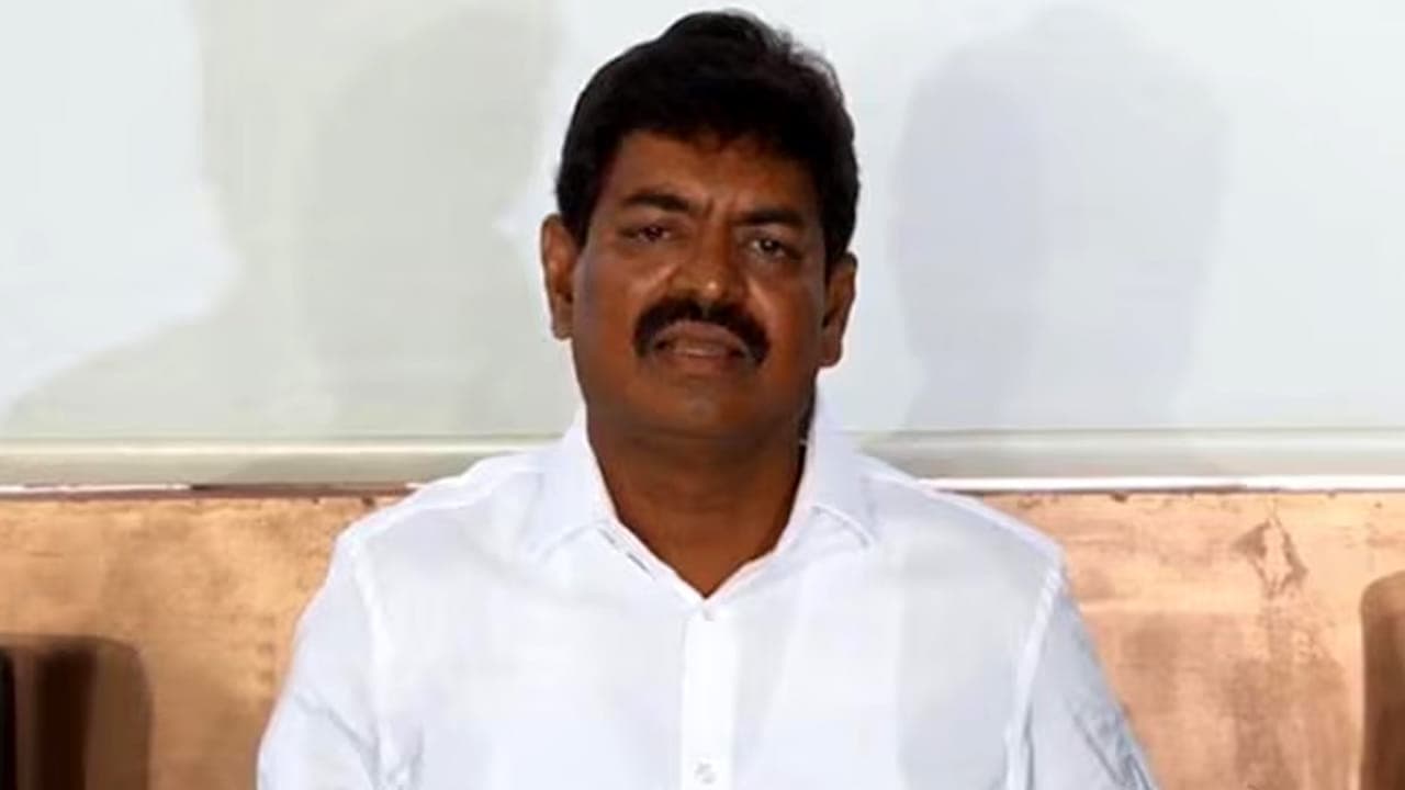 అతను చాలా టాలెంటెడ్ డైరెక్టర్.. కానీ సరైన గుర్తింపు రాలేదు.. షాకింగ్ విషయం చెప్పిన శివాజీ రాజా