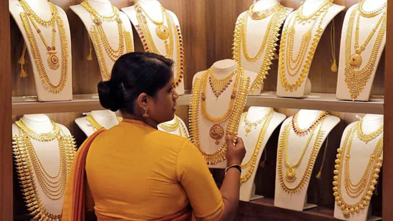 భగ్గుమన్న బంగారం ధరలు.. గంటల్లోనే మారిన లెక్కలు.. ఇప్పుడు తులం ఎంతంటే