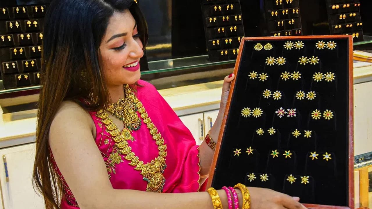 బంగారం ధరలు ఢమాల్ .. మహిళలకు పండగే.. పండగ.. 11 వేలకుపైగా తగ్గిన గోల్డ్ రేట్