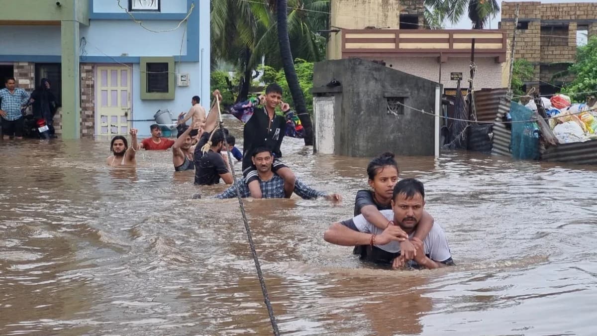 వరద ఉగ్రరూపం దాల్చింది.. 200 ఏళ్ల రికార్డు బద్దలు