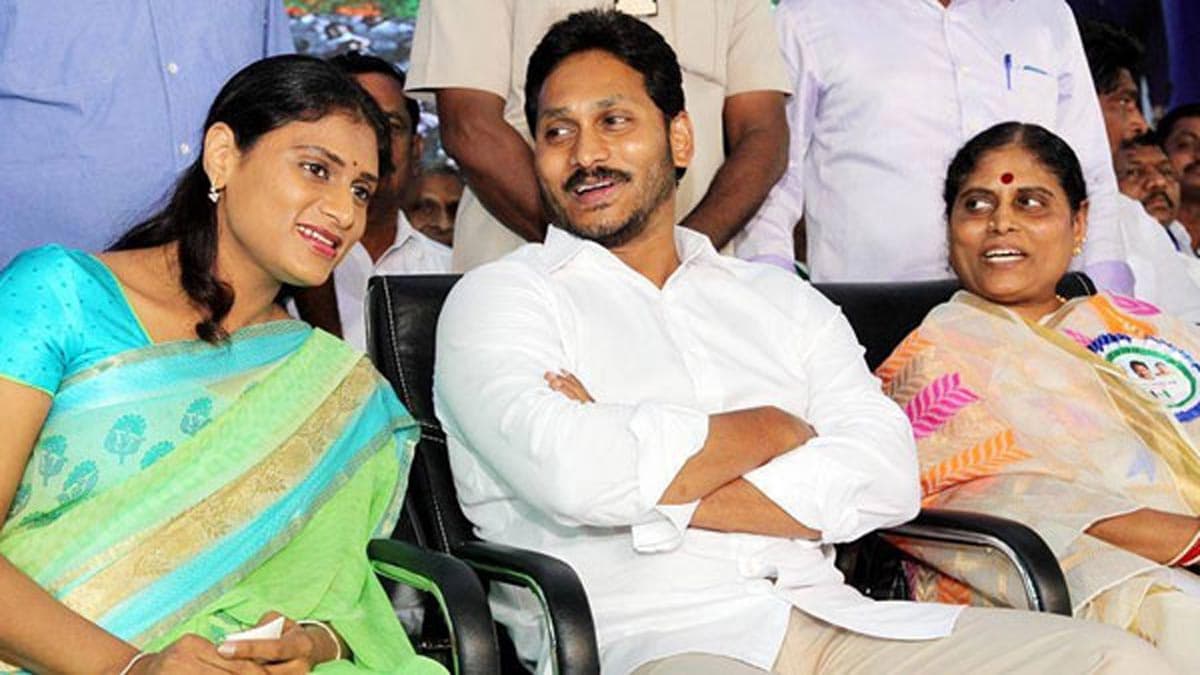 ఒకే వేదిక మీదకు వైఎస్సార్ ఫ్యామిలీ