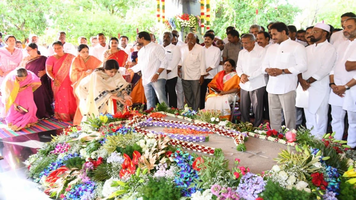 విజయమ్మతో కలిసి వైఎస్సార్ కు జగన్ నివాళి