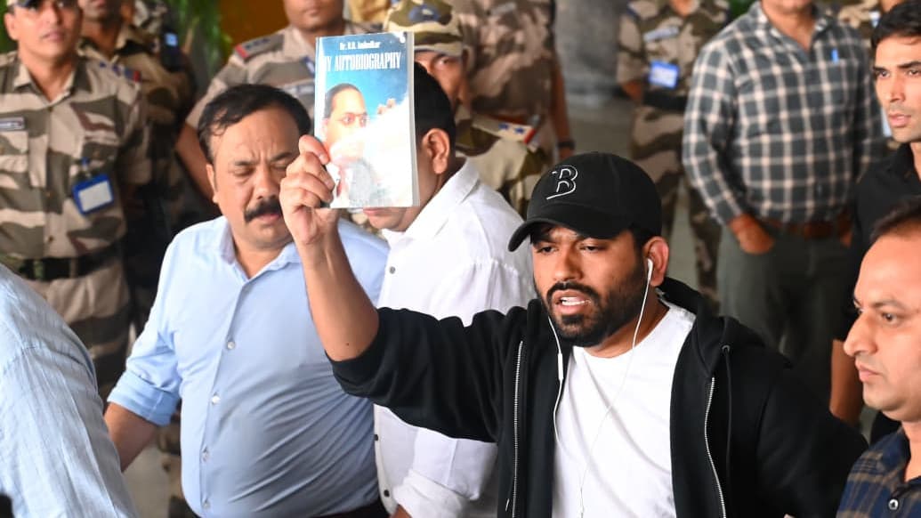 ఢిల్లీ చేరుకున్న కాక్రోచ్ పార్టీ వ్యవస్థాపకుడు.. నిరసనలకు పోలీసుల అనుమతి