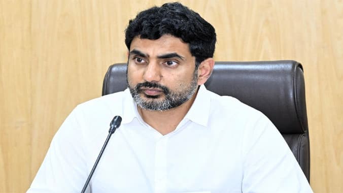 స్టీల్ ప్లాంట్ బాధితులకు మంత్రి లోకేశ్ పరామర్శ.. అండగా ఉంటామని భరోసా