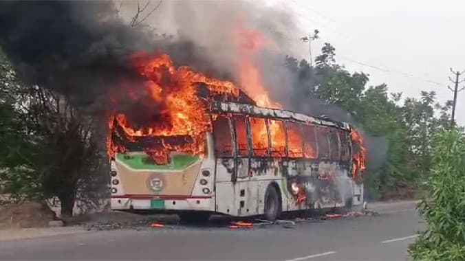 కరీంనగర్ లో ఆర్టీసీ ఎలక్ట్రిక్ బస్సులో మంటలు.. డ్రైవర్ అప్రమత్తతో 41 మంది సేఫ్