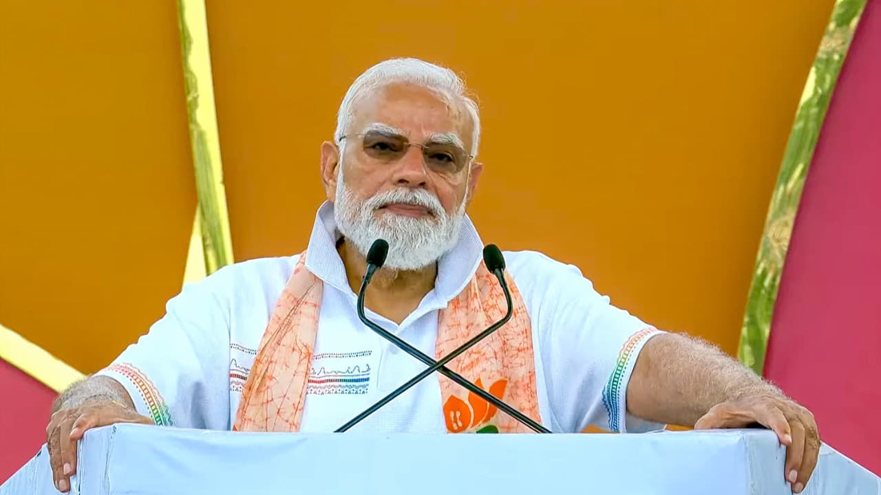 నీట్ విద్యార్థులకు ఇబ్బంది కలగకూడదని... ఎయిర్ పోర్టులో ప్రధాని మోదీ గంట సేపు వెయిటింగ్