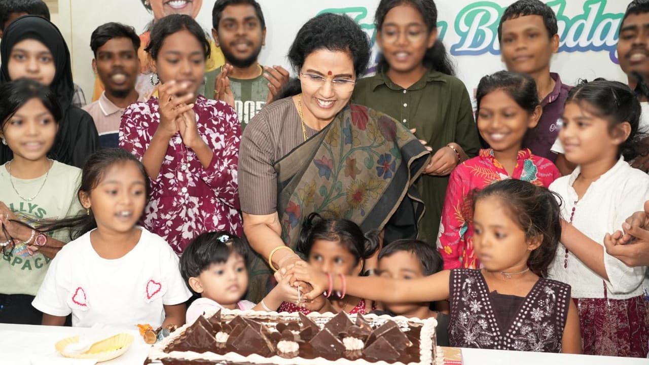 తలసేమియా పిల్లల మధ్య పుట్టినరోజు జరుపుకున్న నారా భువనేశ్వరి... ఫొటోలు ఇవిగో