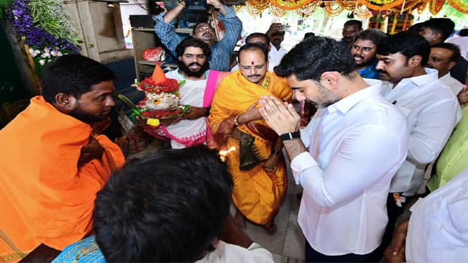 కొక్కిలగడ్డ మల్లేశ్వరస్వామిని దర్శించుకున్న మంత్రి లోకేశ్