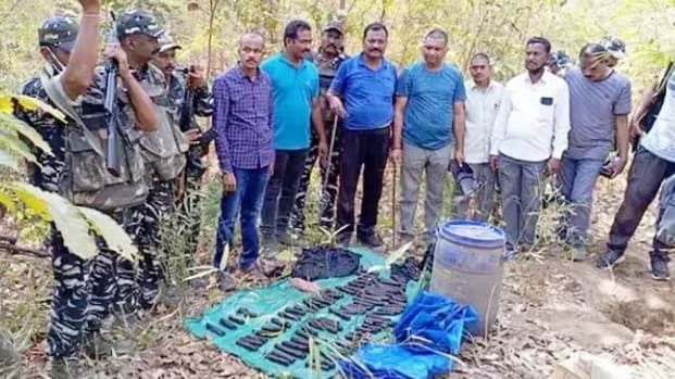 మావోయిస్టుల భారీ డంప్ స్వాధీనం.. ఆయుధాలు, నగదు లభ్యం