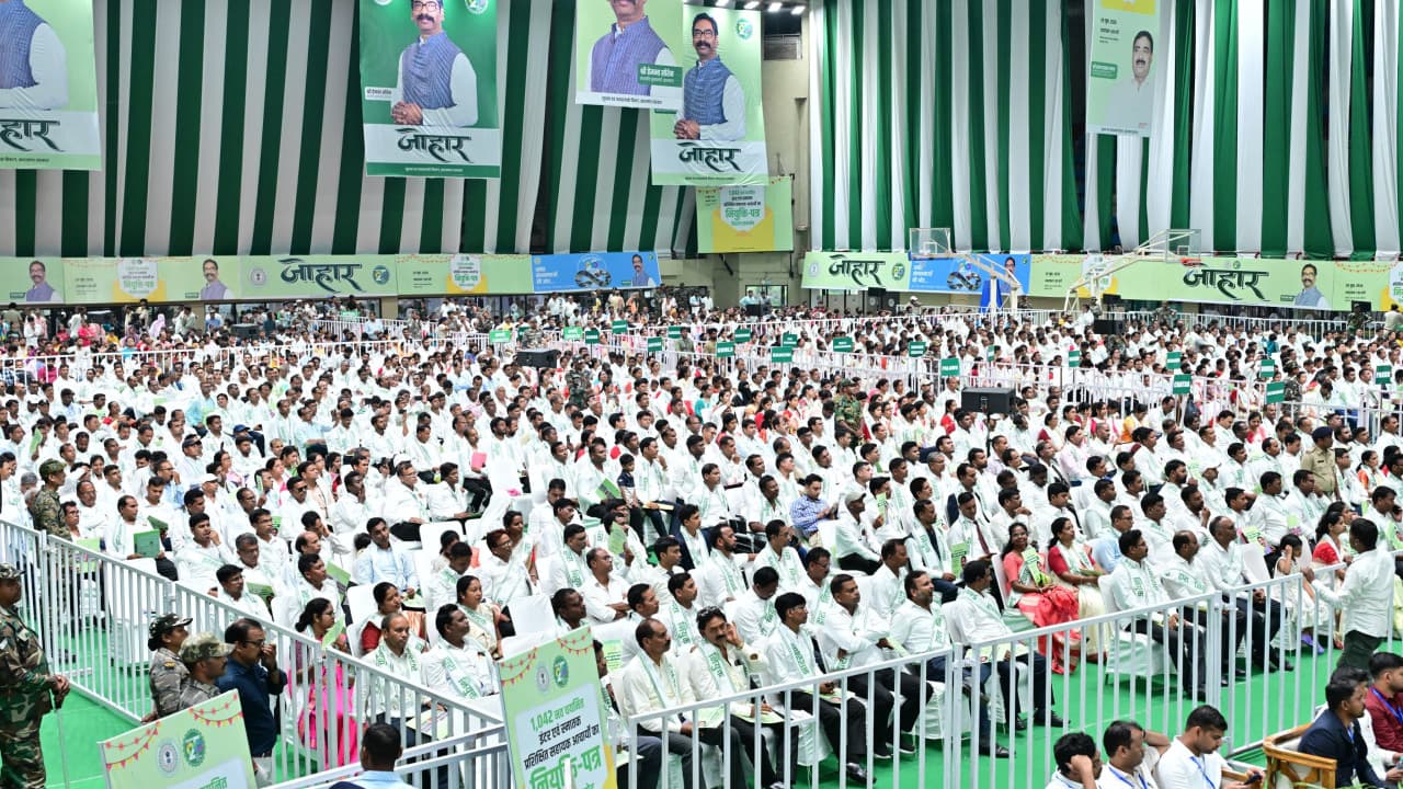 పదవీ విరమణకు ముందు రోజు పర్మినెంట్ ఉద్యోగం.. టీచర్ కు వింత అనుభవం