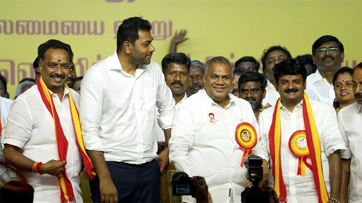 అన్నాడీఎంకేకు భారీ షాక్.. టీవీకేలో చేరిన ఇద్దరు మాజీ మంత్రులు