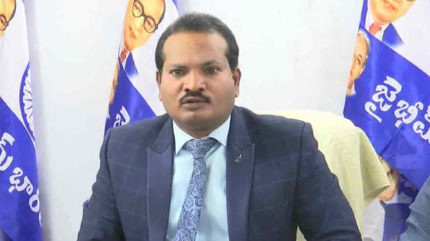 జడ శ్రవణ్ కుమార్ పై కేసు.. పవన్, రఘురామపై అనుచిత వ్యాఖ్యల దుమారం