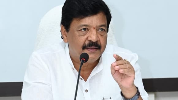 తాడేపల్లి నుంచి ఎంత డబ్బు అందుతోంది