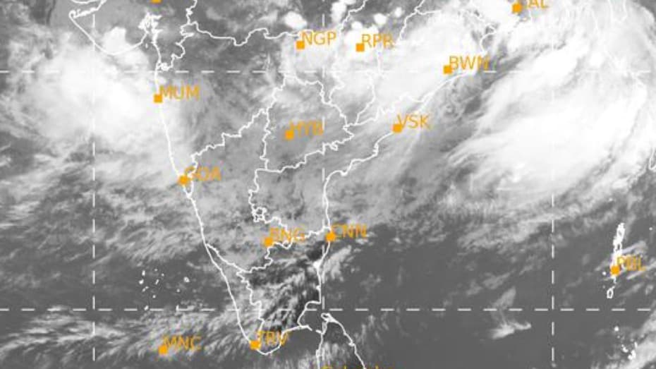 బంగాళాఖాతంలో వాయుగుండం.. ఉత్తరాంధ్రకు భారీ వర్ష సూచన