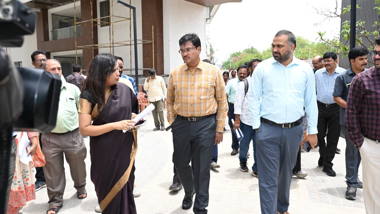హుస్సేన్ సాగర్ ఎఫ్ టీఎల్ లో నిర్మాణం.. రంగంలోకి ఉన్నతాధికారులు