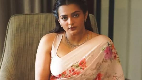 మలయాళ స్టార్ హీరోలపై సంచలన వ్యాఖ్యలు చేసిన నటి పార్వతి తిరువోతు